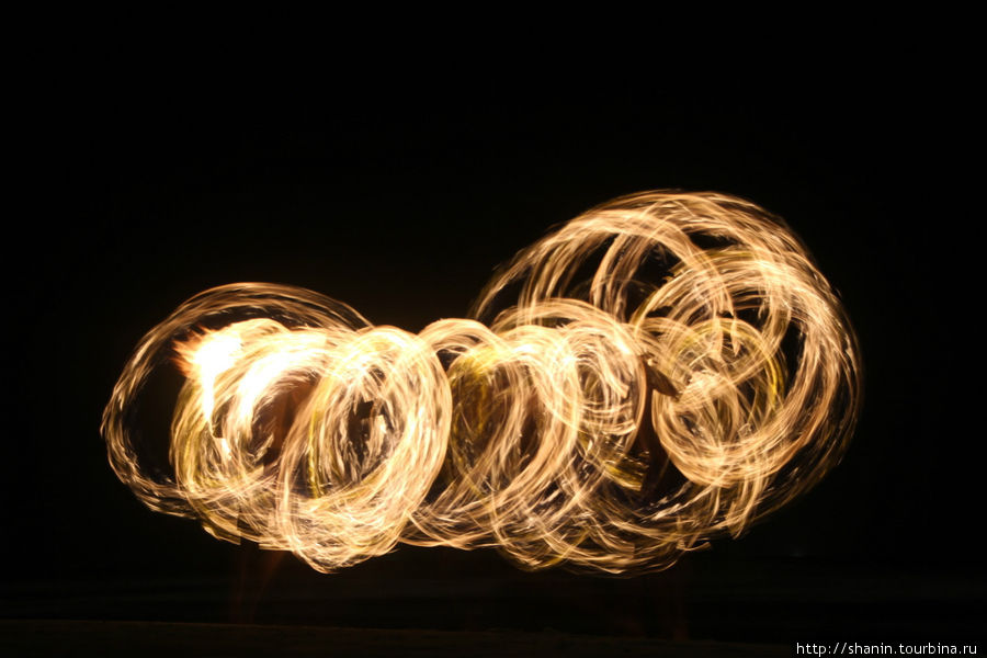 По вечерам на пляже выступают умельцы жонглировать горящими факелами. Правда ни самих жонглеров, ни факелов, на фото не увидишь — только огненный след.