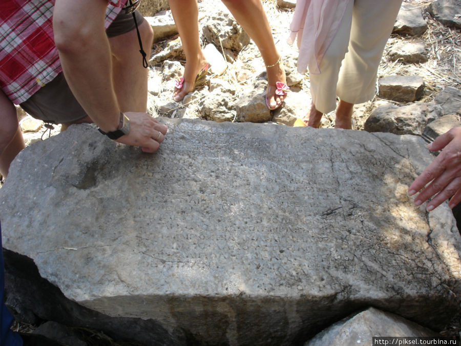 Памятный камень, свидетельствующий о пребывании Клеопатры на острове. Мармарис, Турция