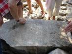 Памятный камень, свидетельствующий о пребывании Клеопатры на острове.