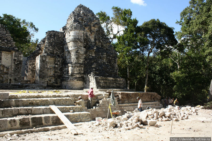 Мы попали в интересный момент: бригада местных майянских рабочих вела реставрацию. Чиканна, Мексика
