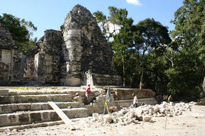 Мы попали в интересный момент: бригада местных майянских рабочих вела реставрацию.
