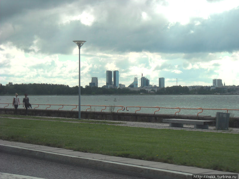 По этой красивейшей дороге из Таллинна в Пирита мотались туда-сюда на старой иномарке герои фильма Кольцо из Амстердама Таллин, Эстония