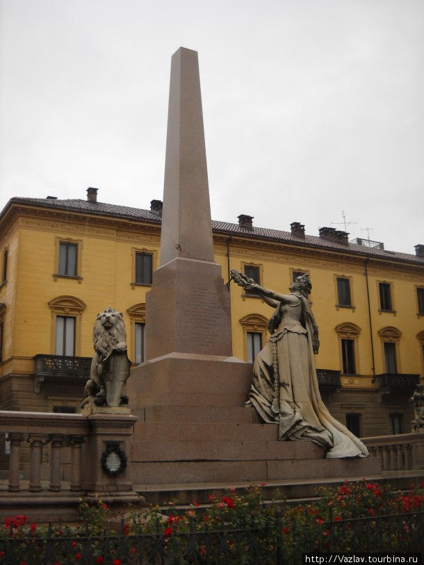 Памятник на площади Асти, Италия