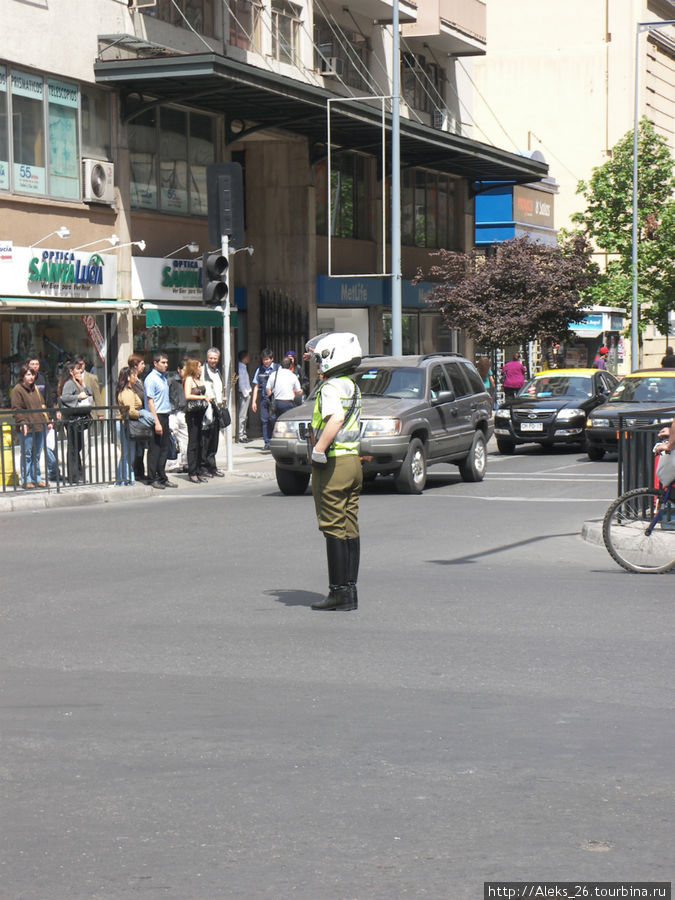 Регулировщики движения на улицах — в основном девушки. Сантьяго, Чили