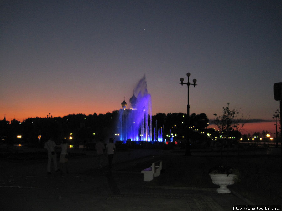Вечерние фонтаны на Ярославской Стрелке Ярославль, Россия