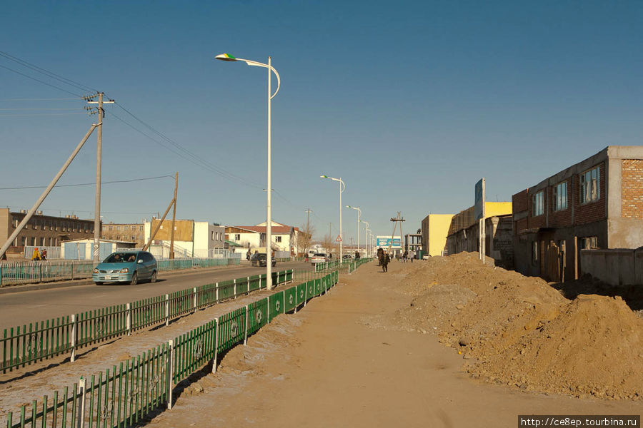 Стандартный вид на проезжаю часть и тропу для пешеходов Алтай, Монголия