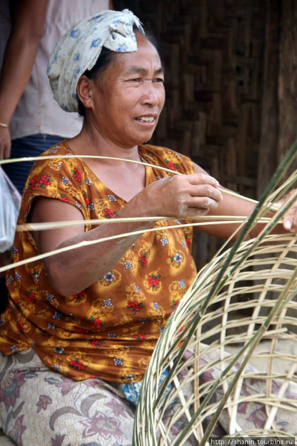 Мастерица в плетении корзин Провинция Сиенгкхуанг, Лаос