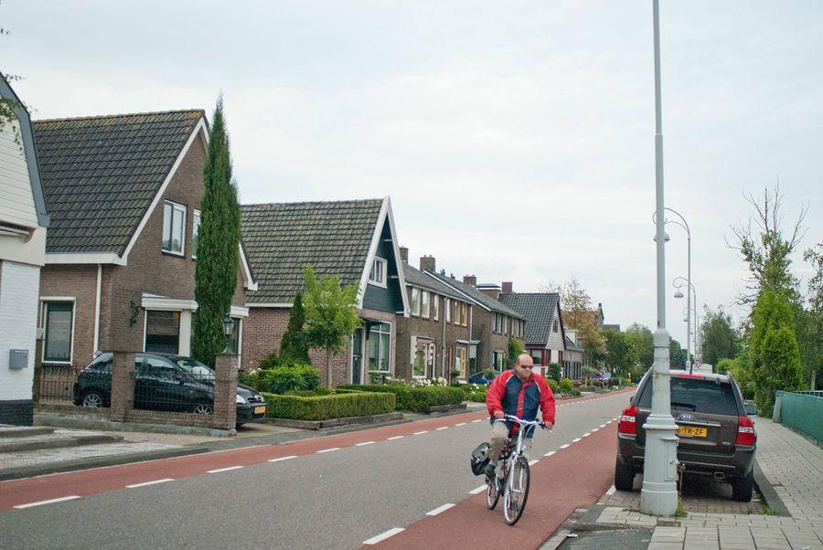 Как видно, велодорожки есть не только в городах, но и между ними и в селах и в полях. В стране также существуют широкие автомагистрали, но велодорожку никогда не проложат рядом с шумным шоссе. В любую точку можно с комфортом добраться по вот таким вот ухоженным местам. Заандам, Нидерланды