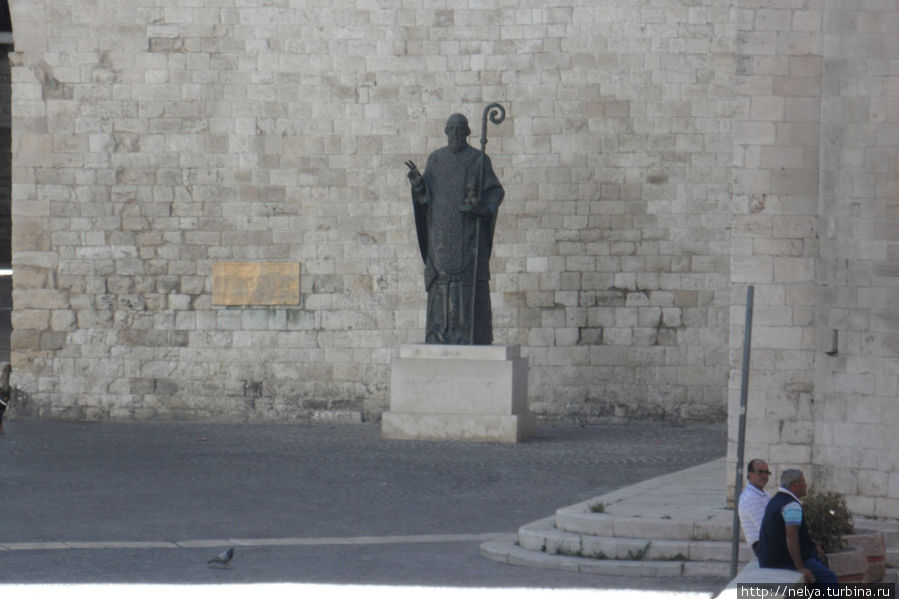 В 2003 году Владимир Путин и Зураб Церетели подарили православной Никольской церкви в Бари статую Святого Николая Бари, Италия