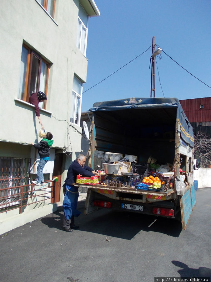 Доставка товаров населению! Машина — магазин на колёсах, покупательница в окошке второго этажа. Мальчик — курьер, получается Стамбул, Турция