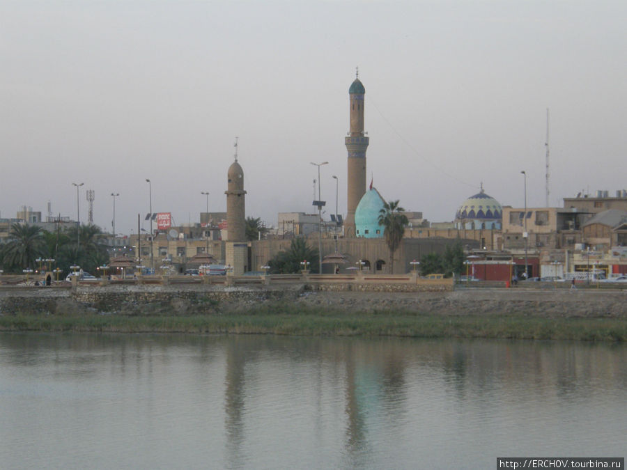 По мосту над Евфратом Эн-Насирия, Ирак
