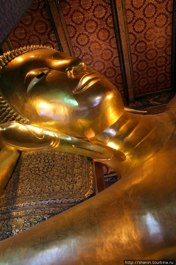Лежащий Будда в монастыре Ват По в Бангкоке Бангкок, Таиланд
