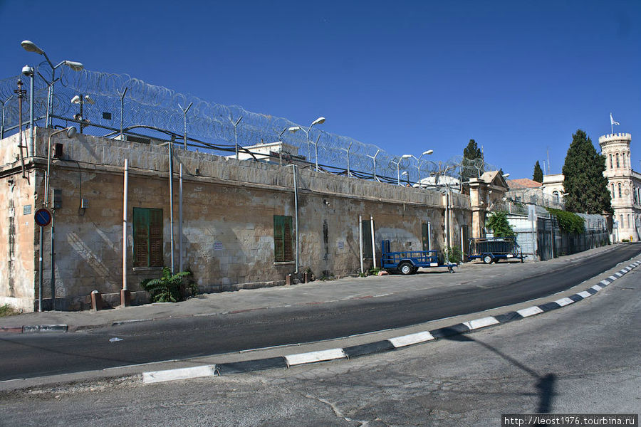 Слева от подворья Свято-Троицкий собор, справа Сергиевское подворье Иерусалим, Израиль