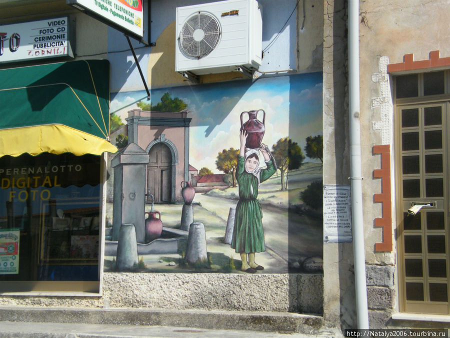 Guspini. Граффити на стенах домов. Санлури, Италия