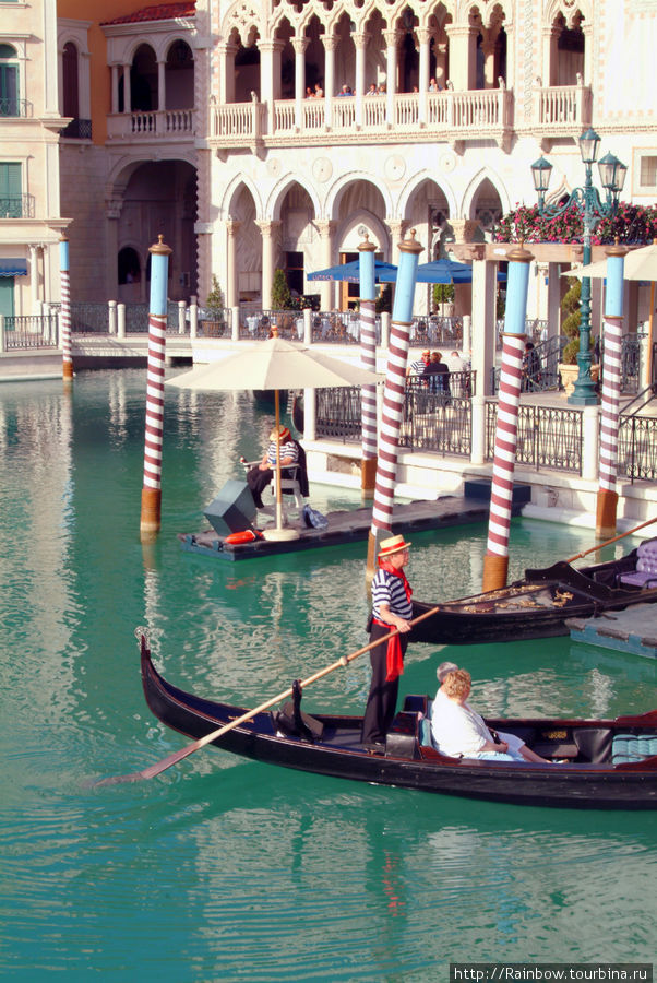 Гондолы возят туристов. Это чтобы вы поверили, что вы в Венеции. Поэтому так и отель называется Лас-Вегас, CША