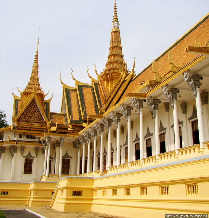 Как и все  строения комплекса, Тронный зал смотрит на восток Пномпень, Камбоджа