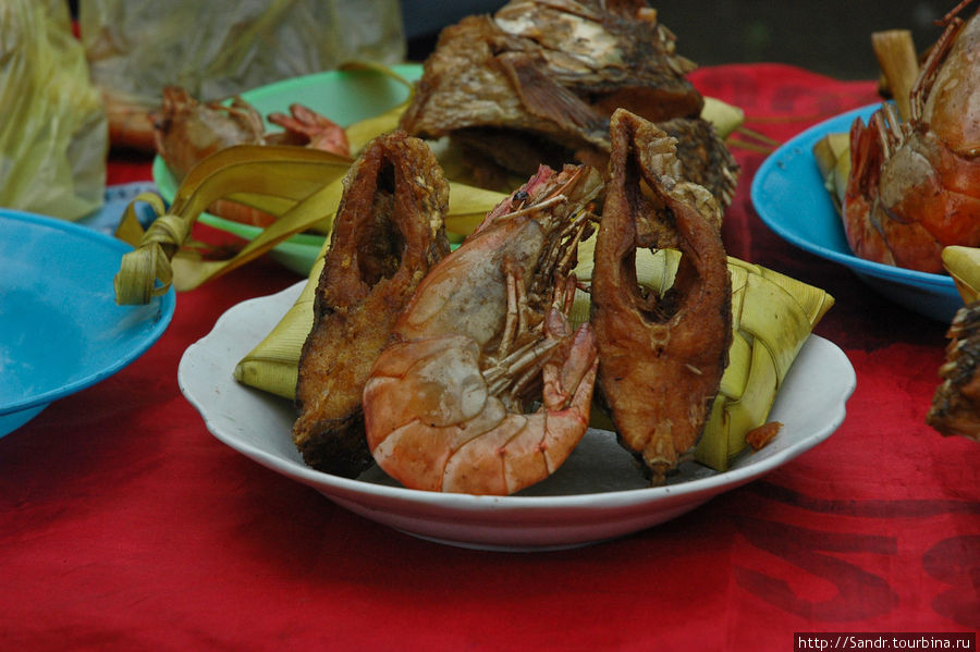 На местном рынке можно было купить готовую еду, свежую рыбу и даже… Папуа, Индонезия