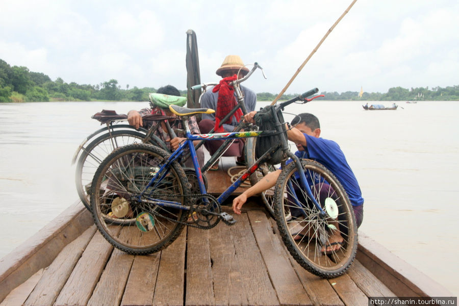 На лодке перевозят и велосипеды Мандалай, Мьянма
