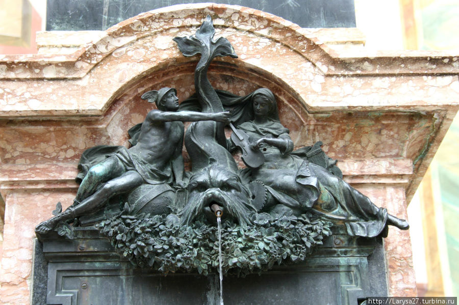 Деталь памятника скрипичному мастеру Матиасу Клотцу Миттенвальд, Германия