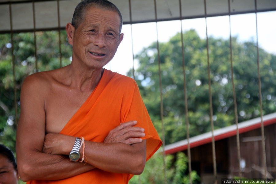 Буддистский монах в монастыре с сидящим Буддой Провинция Сиенгкхуанг, Лаос