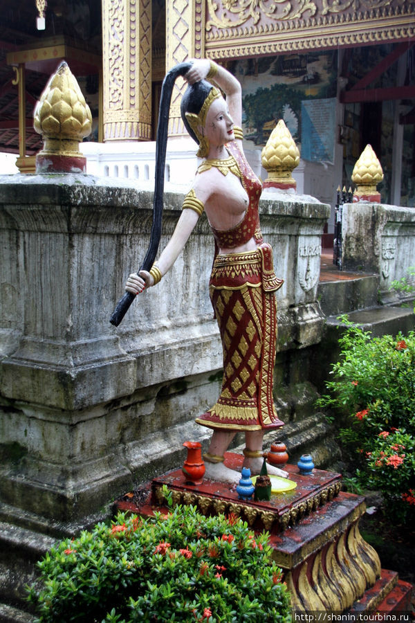 Статуя Маторани, монастырь Моунена Сомпхуарам (Wat Mounena Somphouaram) Луанг-Прабанг, Лаос