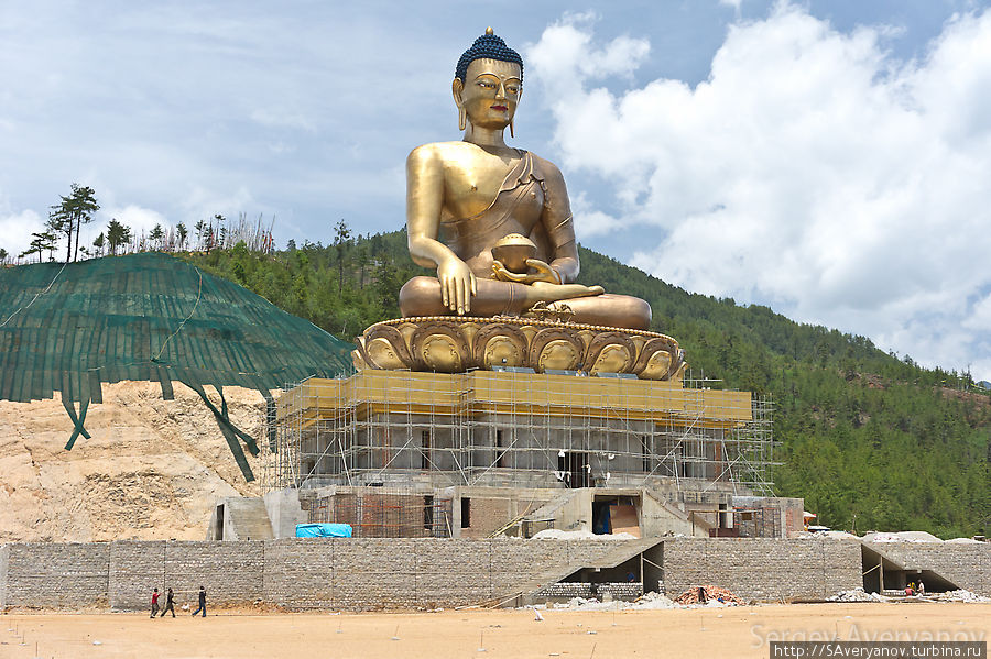 Строящаяся на одном из холмов над Тхимпху величайшая в мире статуя Будды Бутан