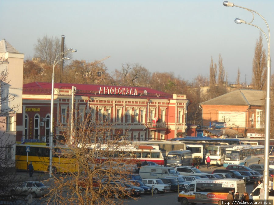 Площадь перед автовокзалом; посадка осуществляется не здесь, а на тылах здания Краснодар, Россия