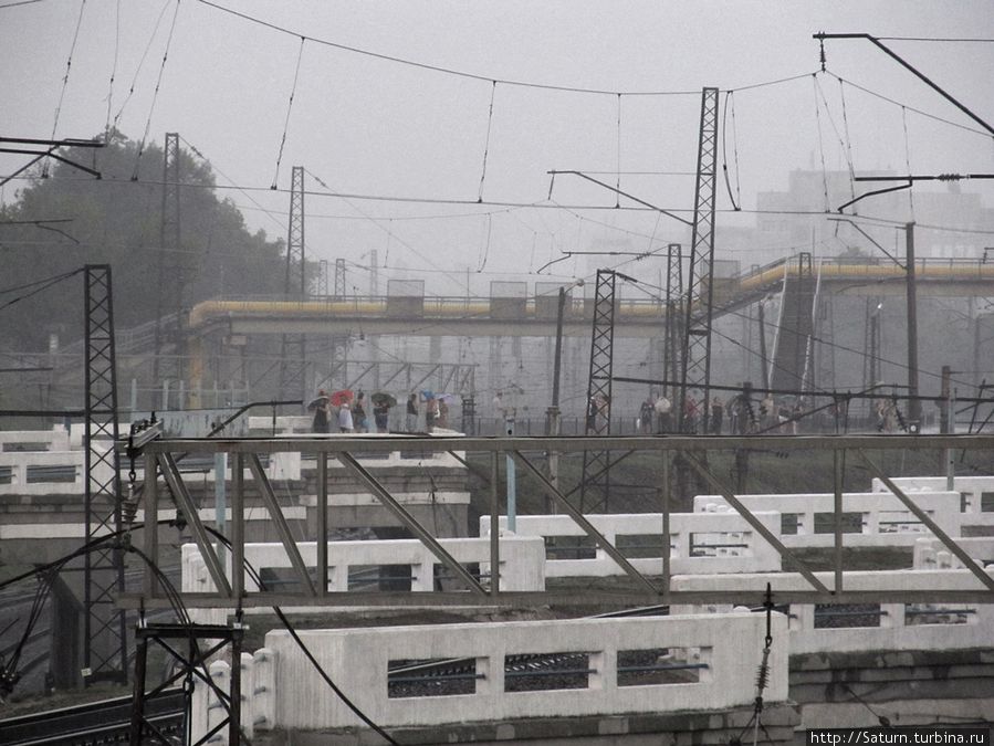5-я платформа станции Новосёловка, промокшие пассажиры ждут электричку, которая вот-вот должна подойти Харьков, Украина