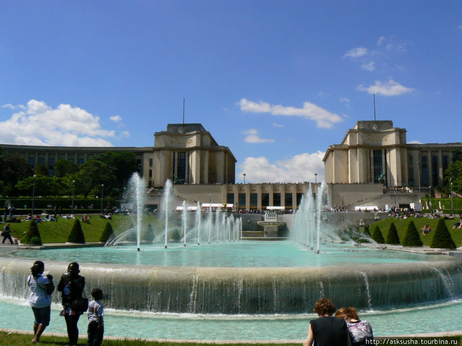 Дворец Шайо и фонтаны Трокадеро. Дворец Шайо был построен к Всемирной выставке 1937 г. Он представляет собой два одинаковых корпуса, от которых отходят симметрично расположенные крылья. Внизу, под террасой, размещается Национальный театр Шайо. Париж, Франция
