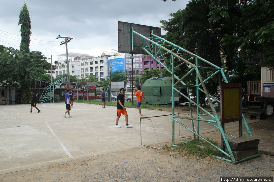 Волейбольная площадка на территории музея Бангкок, Таиланд