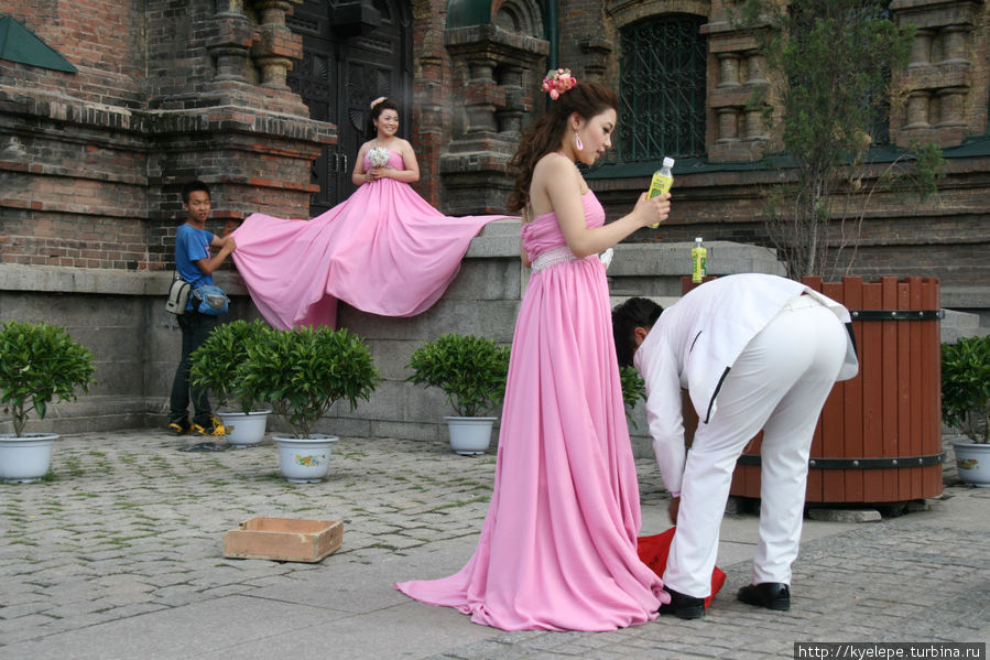 Почему-то почти все невесты в розовом, хотя, как мы поняли, никакой специальной традиции нет. Харбин, Китай