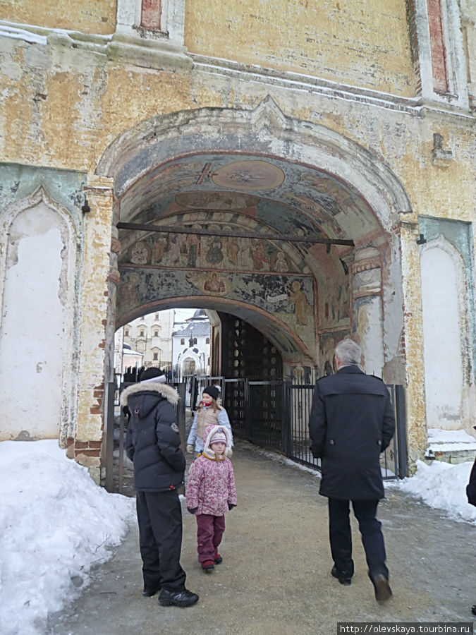 Дети сказали, что тут надо проходить по одному и загадывать желание Кириллов, Россия