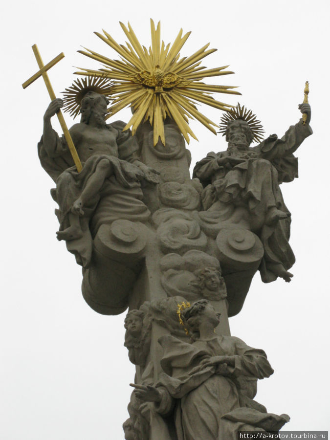 Статуя Бога: Иисус, Бог-Отец и видимо, Святой дух, изображены в такой странной статуе Брно, Чехия