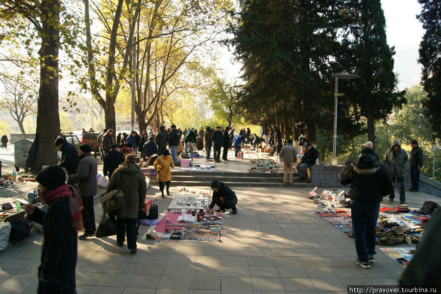 Блошиный рынок у Сухого моста Тбилиси, Грузия