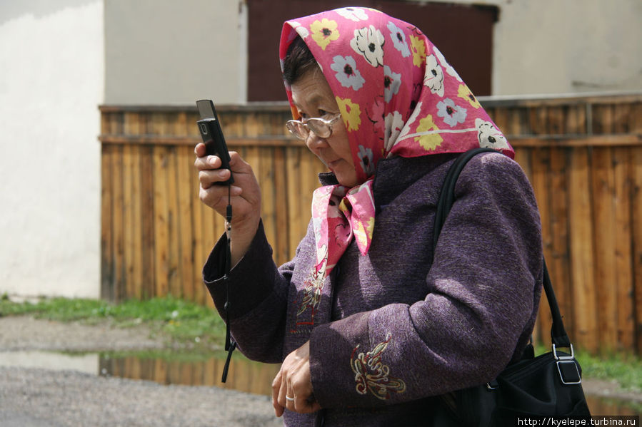 Будущее наступило: бурятская бабушка снимает наши машины на мобилку Агинское, Россия