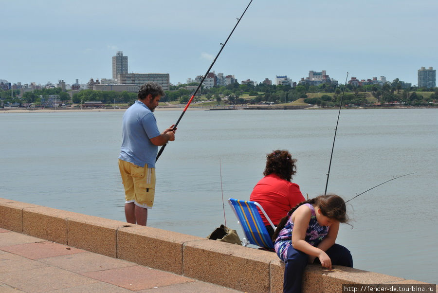 Иногда рыбу ловят целыми семьями Монтевидео, Уругвай