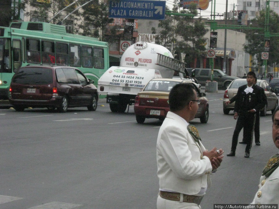А это все марьячес за работой — ловлей клиентов на улице. Мехико, Мексика