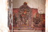 Катманду. Храм в корнях дерева, алтарь