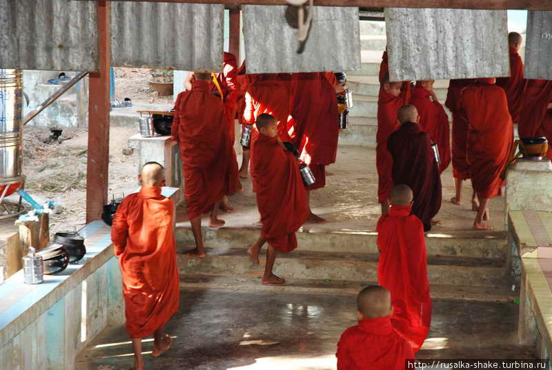 Утренняя молитва в монастыре Сада Муны Мраук-У, Мьянма
