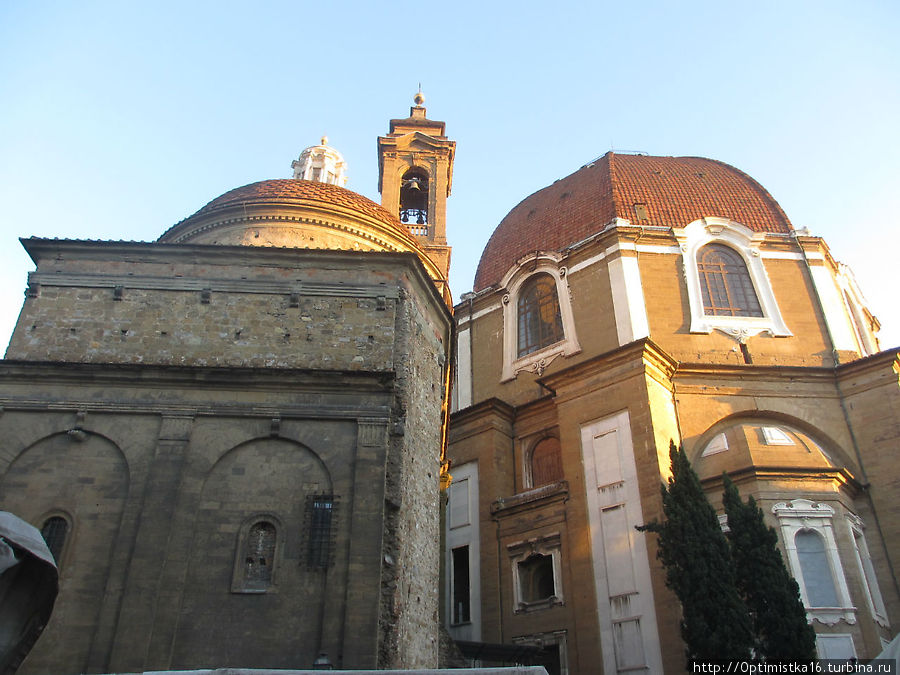 В квартале Сан-Лоренцо у самой старой церкви города Флоренция, Италия