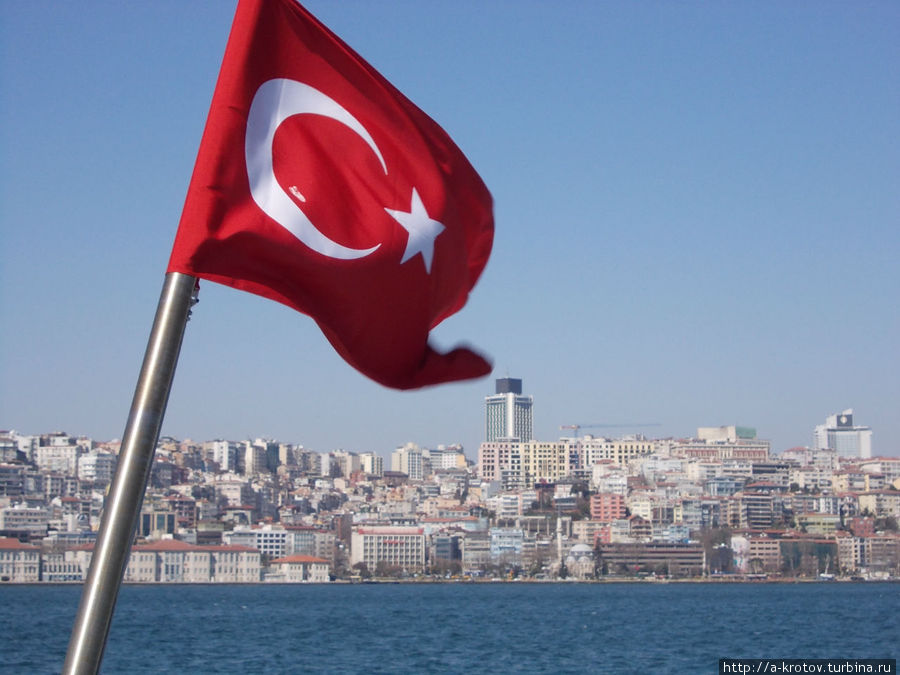 С борта парохода. На всех судах флаг повешен Стамбул, Турция