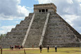 Ранее на верхушку пирамиды можно было забраться, но после нескольких падений и из-за угрозы разрушения (миллионы туристов ежегодно), вход на пирамиду был закрыт. В Мексике осталось совсем не много пирамид на которое ещё можно забраться.