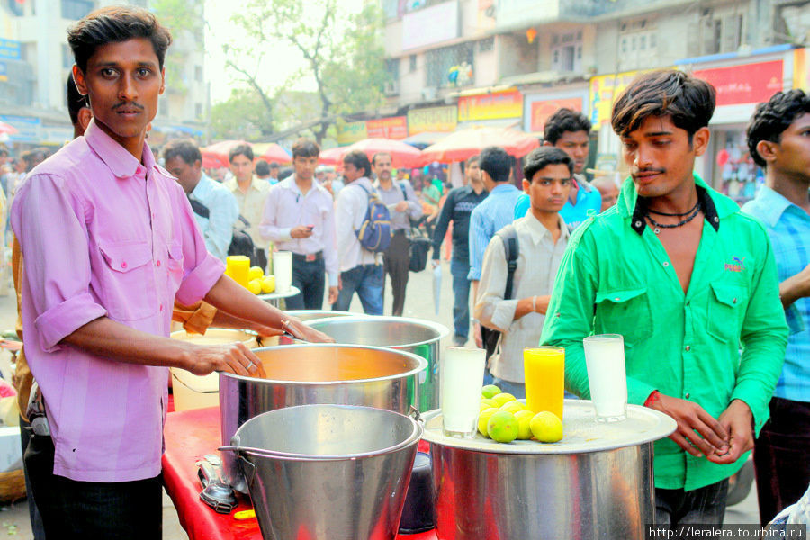Продажа свежевыжатых соков на железнодорожной станции в Мулунде. Не слишком гигиеничный процесс. Мумбаи, Индия