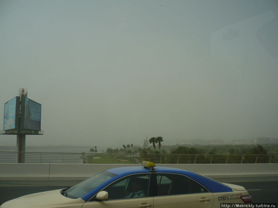 Дубаи из окна экскурсионного автобуса Дубай, ОАЭ