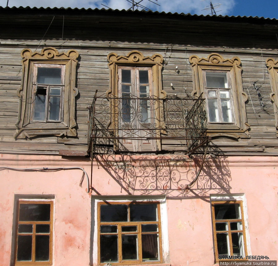 Все, что осталось от ажурного балкона. Лебедянь, Россия