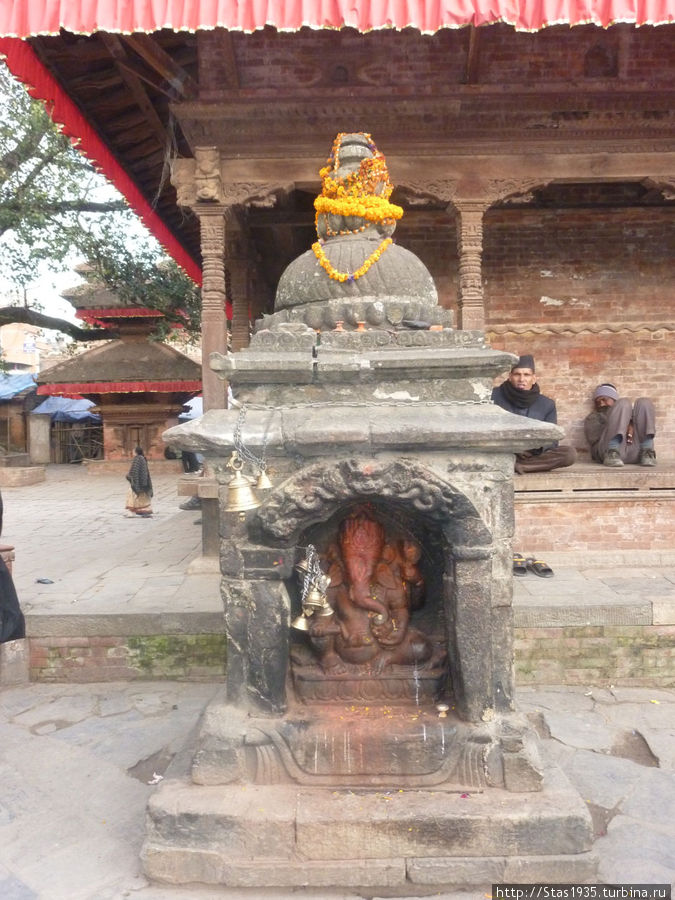 Катманду. Площадь Дурбар. Храмик бога Ганеши. Катманду, Непал