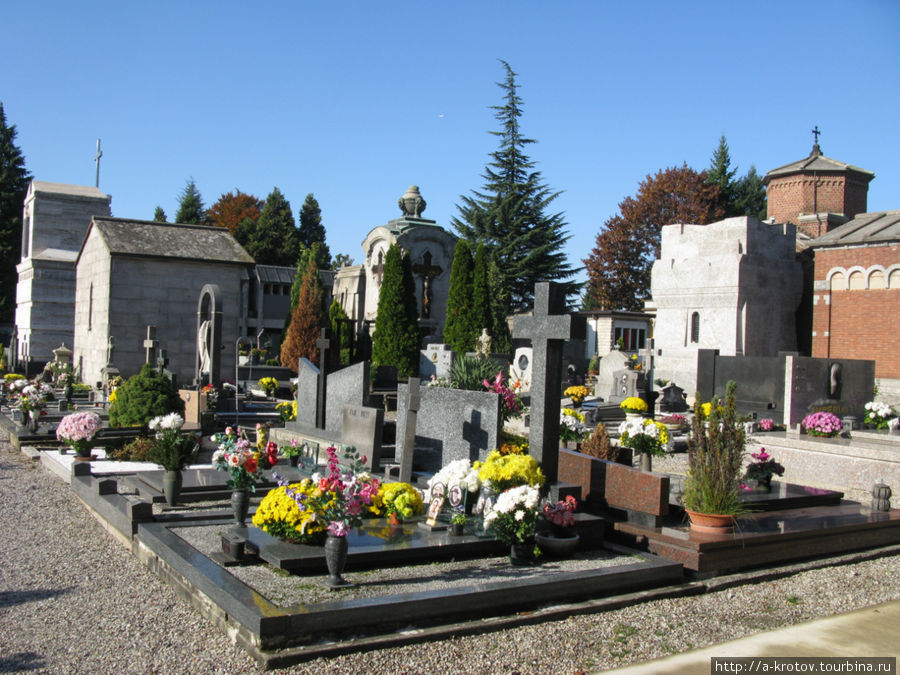 кладбище. вип-гробницы Традате, Италия
