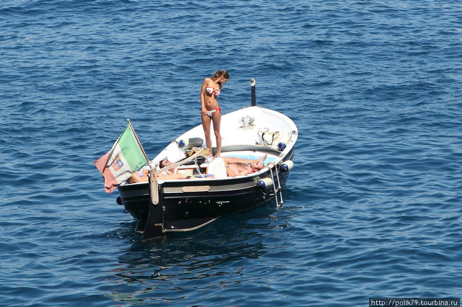 Так как на побережье места немного, и оно, по существу, тоже платное, многие местные жители предпочитают загорать на лодке. Лодку можно нанять, например, на день. Портофино, Италия