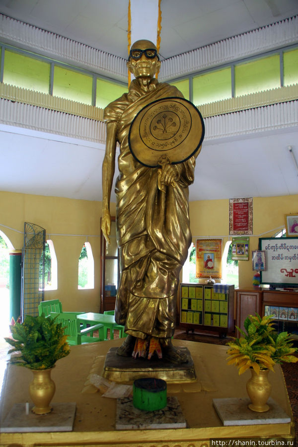 Золотая статуя монаха Мингун, Мьянма