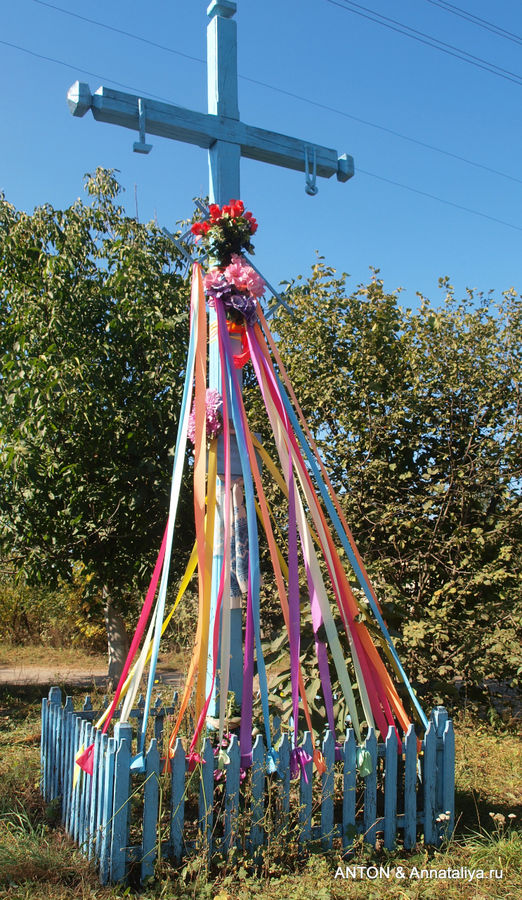 Такие кресты стоят во многих деревнях и селах Волыни. Новоукраинка, Украина